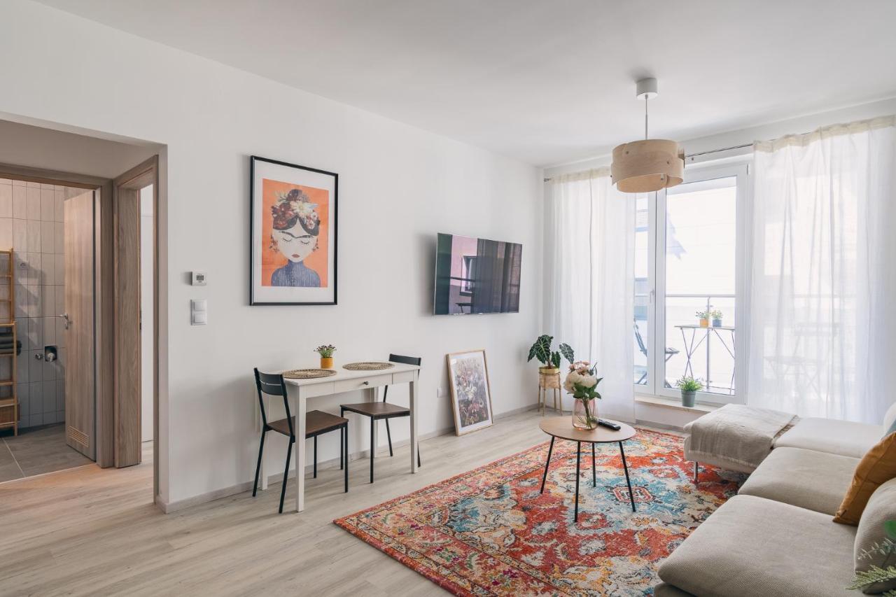 Corvin Apartment With Balcony And Ac Budapest Exterior photo