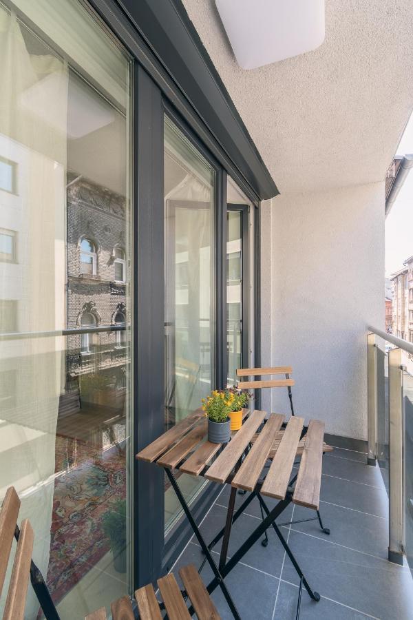 Corvin Apartment With Balcony And Ac Budapest Exterior photo